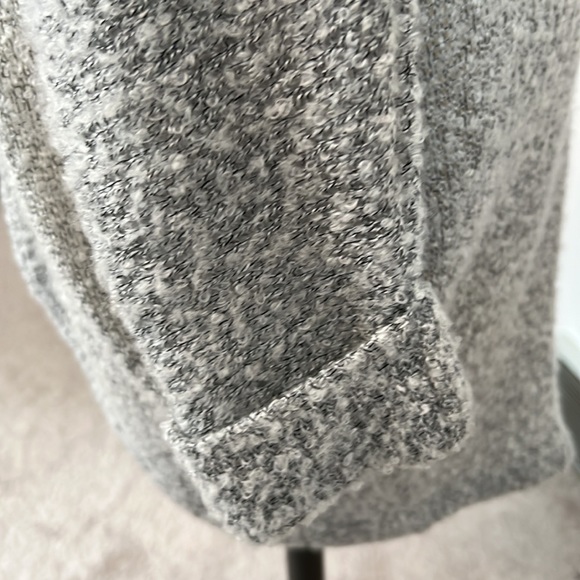 Cardigan lightweight. Rounded hemline. - Picture 5 of 8